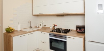 маленькая угловая кухня из дубового шпона белого цвета и столедницей под дерево на заказ