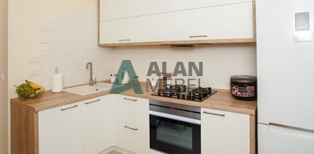 маленькая угловая кухня из дубового шпона белого цвета и столедницей под дерево на заказ