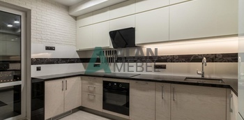 современная п-образная кухня из шпона ясеня бежевого цвета с черной глянцевой столешницей