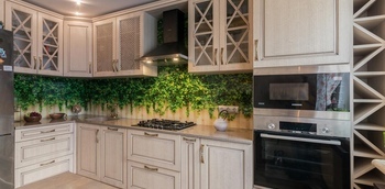 Классическая угловая кухня из дубового шпона