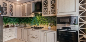 Классическая угловая кухня из дубового шпона