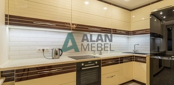 Стильная угловая кухня кухня, фасады МДФ глянцевый со вставками из натурального шпона под лаком