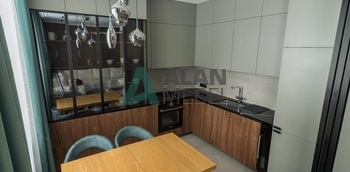 Стильная угловая кухня, фасады МДФ глянцевый со вставками из натурального шпона под лаком