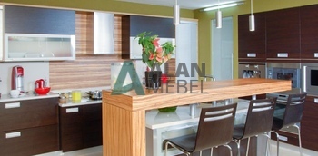 кухня в дом с фасадами из МДФ со шпоном темного оттенка и барной стойкой на заказ