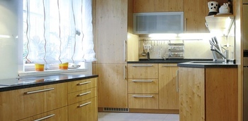 кухня с фасадами из МДФ со шпоном дерева светлого оттенка по индивидуальным размерам