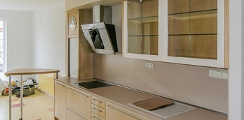 встроенная прямая кухня с фасадами из МДФ со шпоном бежевого цвета