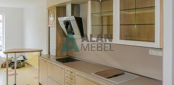 встроенная прямая кухня с фасадами из МДФ со шпоном бежевого цвета