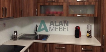 угловая кухня с фасадами из МДФ со шпоном под темное дерево и светлой столешницей