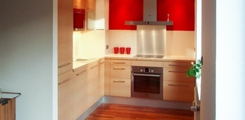 встроенная угловая кухня с фасадами из МДФ со шпоном бежевого цвета на заказ