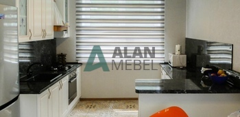 белая кухня с рамочными фасадами из МДФ со шпоном ясеня и столешницей под черный камень