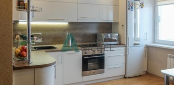 Кухня современная угловая глянцевая белого цвета с ручками на заказ