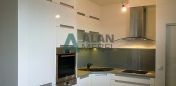 Кухня современная со встроенной техникой и угловой мойкой на заказ по размерам заказчика