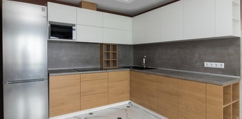 Кухня современная угловая с белым верхом и бежевым низом без ручек по индивидуальному размеру