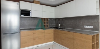 Кухня современная угловая с белым верхом и бежевым низом без ручек по индивидуальному размеру