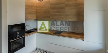 Современная угловая кухня до потолка