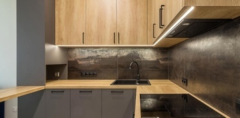 Современная угловая кухня с барной стойкой