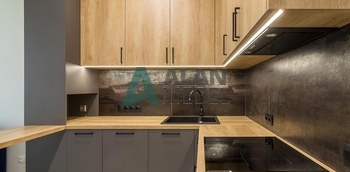 Современная угловая кухня с барной стойкой