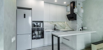 Современная угловая кухня с барной стойкой