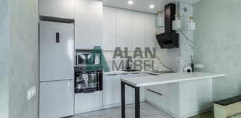 Современная угловая кухня с барной стойкой