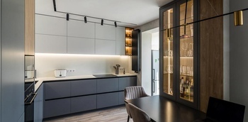 Современная угловая кухня с барной стойкой