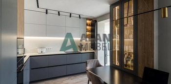 Современная угловая кухня с барной стойкой