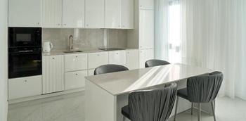 Современная прямая белая кухня