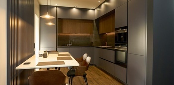 Современная угловая темная кухня