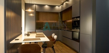 Современная угловая темная кухня