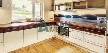 угловая кухня современная под окно с фотоскинали для частного дома на заказ