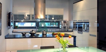 встроенная угловая кухня современная с островом с глянцевыми фасадами без ручек