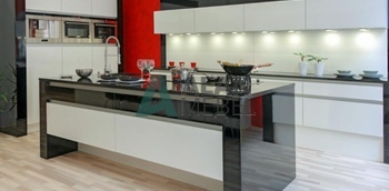 глянцевая кухня современная с островом для большого дома по индивидуальному размеру