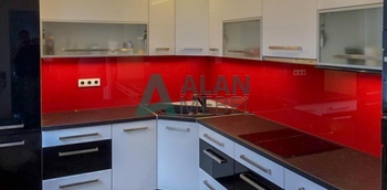 Кухня современная угловая в красно-бело-черном цвете с ручками и угловой мойкой