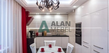 встроенная глянцевая белая кухня с фасадами без ручек на заказ