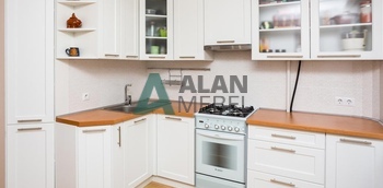 угловая кухня белого цвета с рамочными фасадами и стеклом на заказ