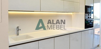 прямая кухня белого цвета с глянцевыми фасадами из пластика на заказ