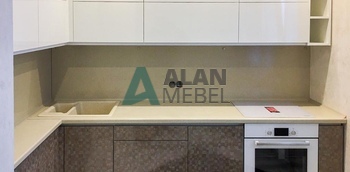 кухня угловая с белым верхом и коричневым низом в маленькую квартиру по размерам заказчика