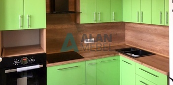 небольшая угловая кухня салатового цвета и светлой столешницей под натуральное дерево на заказ