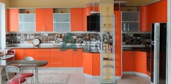 большая кухня углового типа оранжевого цвета с темной столешницей под заказ по индивидуальным размерам