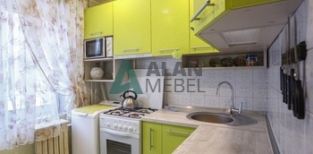 маленькая кухня угловая желтого цвета со столешницей под светлое дерево по индивидуальному размеру