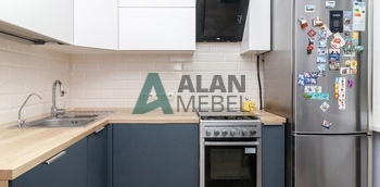 кухня углового типа в минималистичном стиле с белым верхом и серым низом без ручек по индивидуальному размеру