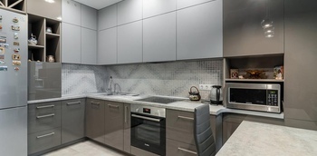 Угловая современная кухня под потолок