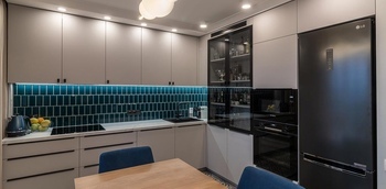 Угловая современная кухня под потолок