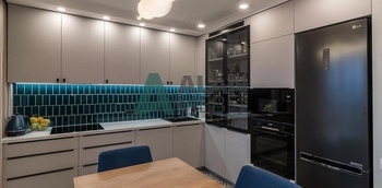 Угловая современная кухня под потолок