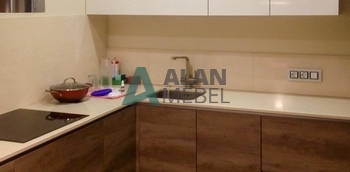 маленькая кухня угловая без ручек с белым верхом и темным низом по индивидуальному размеру в минске