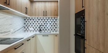 Угловая кухня под дерево со встроенными пеналами