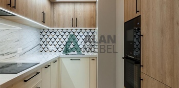 Угловая кухня под дерево со встроенными пеналами