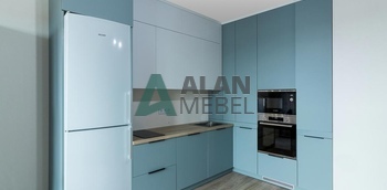 Светлая угловая кухня со встроенным газовым котлом и бойлером