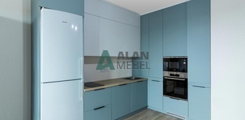 Светлая угловая кухня со встроенным газовым котлом и бойлером