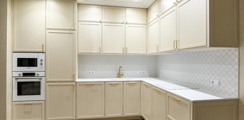 Светлая угловая кухня в стиле неоклассика