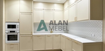 Светлая угловая кухня в стиле неоклассика